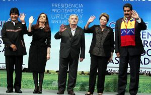 The family picture of the four presidents at the end of the summit