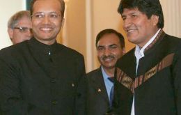 Bolivian President Evo Morales greeted Indian investor Naveen Jindal (L) saying ‘I’m also Indian’