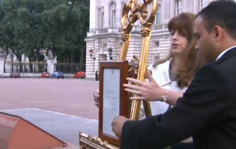The news has been displayed on an ornate easel in the forecourt of Buckingham Palace in line with tradition.