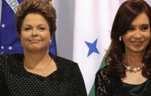 “Sisters” Dilma and Cristina, smile for the picture 