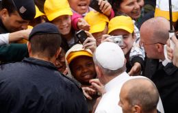  The ‘slum pope’ visited a favela and mingled naturally with the crowd