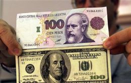 The US dollar in the parallel market again climbed to above 9 Pesos 