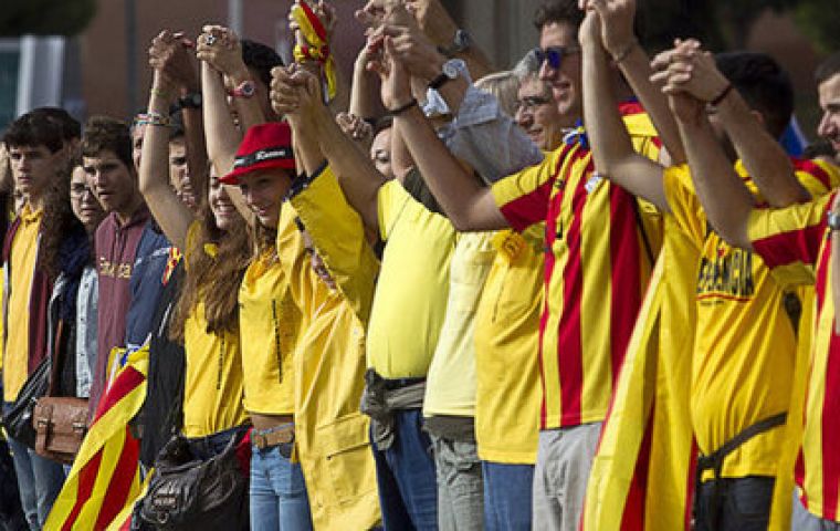 Hundreds of thousands joined the 400 km human chain 