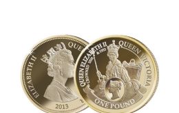 The design depicts a portrait of the newly crowned young Queen in 1953, together with the image modelled by William Wyon of Queen Victoria