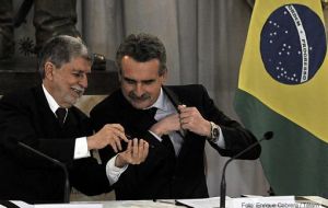Rossi and Amorim signing the joint statement on closer cooperation   