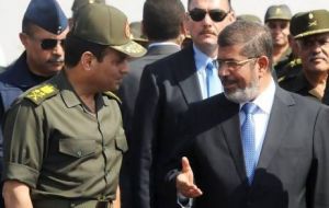 The ousted Morsi (R) and strongman General El-Sisi 