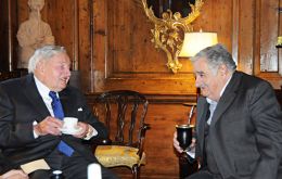 Mujica during his meeting with Rockefeller, tea and mate, two different styles, two different realities 