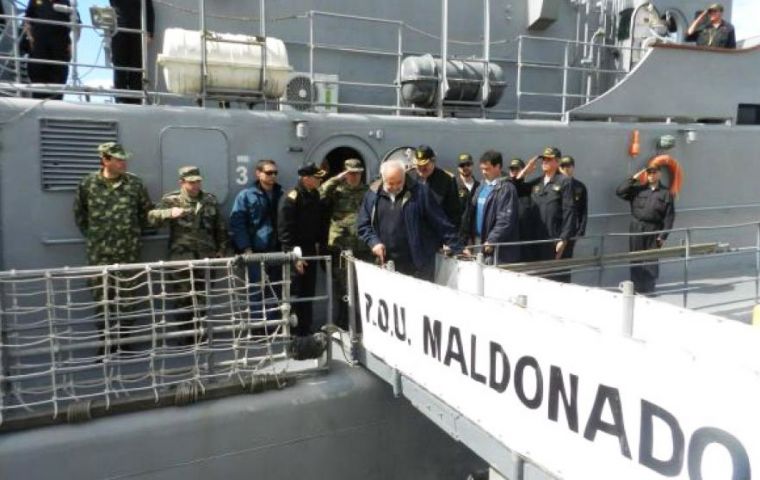 Defence minister Fernandez Huidobro on one of the vessels involved in the exercise (Photo: El Pais)