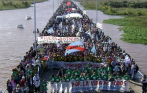 A protest march picture of the San Martin river linking Argentina with Uruguay: a repeat on Sunday? 