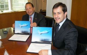 Gallard and Recalde during the announcement of the operation