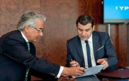 CEO Galuccio and Chevron's regional vice-president Ali Moshiri (L) during the 29 August press conference  