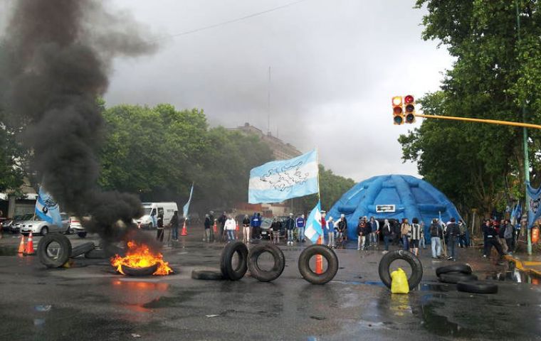 Quebracho group sets alight tyres and other elements before leaving the picket area (Pic Clarin)