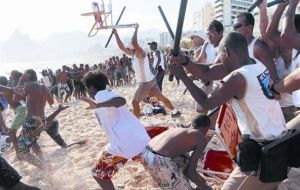 During the dragnets dozens of marauding youths descend en masse to the beach snatching bags, watches, jewels and cell-phones