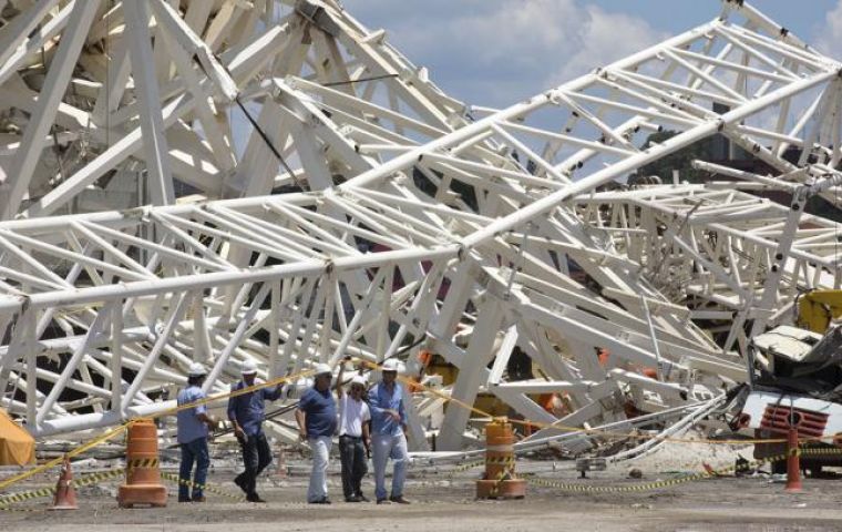 The Globo video shows the giant crane falter and tumble heavily to the ground