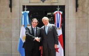 Timerman (R) thanked Núñez Fàbrega for the standing support on the Malvinas question