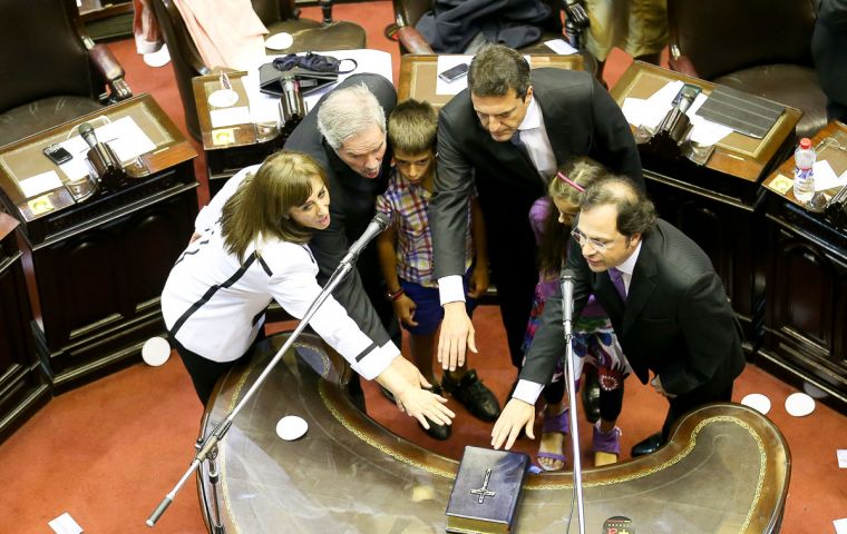  Members of the Lower House taking the oath for the new congress 