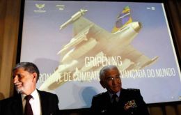“Performance, transfer of technology and costs were taken into account”, said Defense minister Amorim (L)