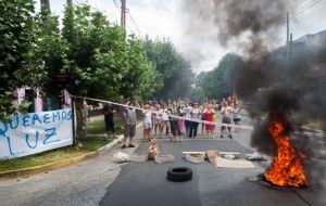 Pickets and protests in the streets demanding electricity 