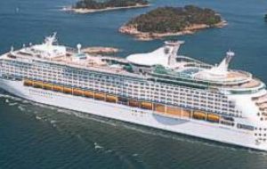 “Explorer of the Seas” had 3.050 passengers on board and 570 fell sick   