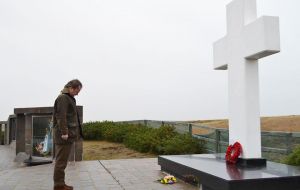 Paying his respects before the cross at the Argentine cemetery (Photo: FIG)