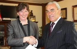 Ms Fiona Clouder and Director of Protocol of the Chilean Foreign Ministry, James Sinclair.