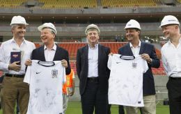 England coach Roy Hodgson (C) stands with British Ambassador Alex Ellis (L), Manaus Mayor Artur Neto (2nd L), Amazonas State Governor Omar Aziz, and British Foreign Secretary William Hague (R)