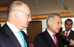 The announcement was made by foreign ministers Muñoz and Timerman (L)