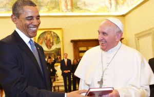Francis and Obama exchange gifts