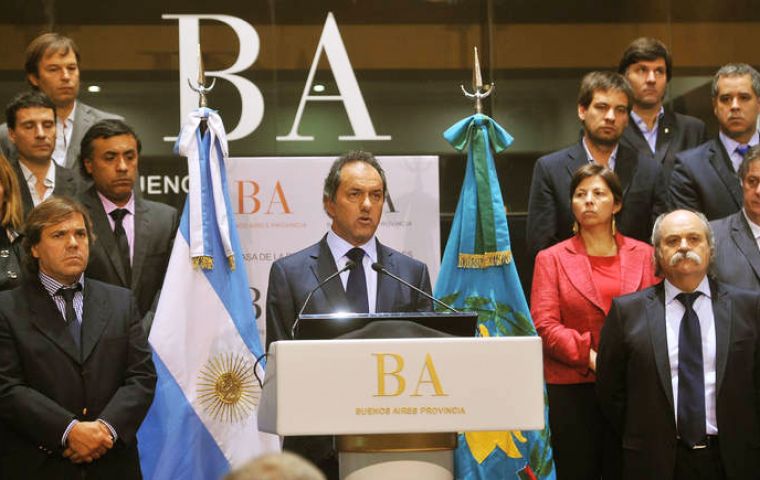 Scioli and his full cabinet make the announcement 