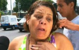 The thief snatches the necklace of the woman complaining to TV Globo about crime  