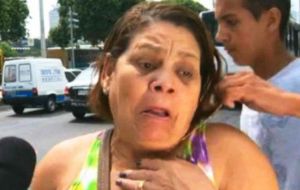 The thief snatches the necklace of the woman complaining to TV Globo about crime  