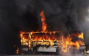 Buses set on fire in the highway connecting Niteroi with the hills surrounding Rio
