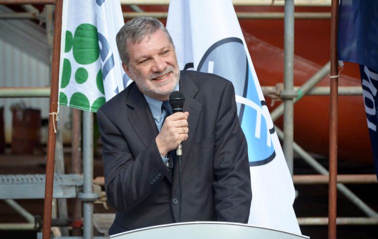 Minister Kreimerman made the announcement during the launching of a barge with 5.000 tons capacity for the pulp industry