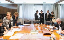 Minister Kicillof (L) signed the deal with representatives from Repsol