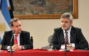 Filmus (R) and minister Barañano made the presentation to the diplomatic corps in Buenos Aires 
