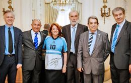 Ambassador Castro hosted a debate on soccer between UK and Argentine journalists 