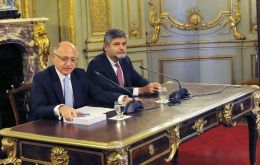 Timerman and Filmus at the ceremony in the San Martín Palace presenting the book in two versions, Spanish and English