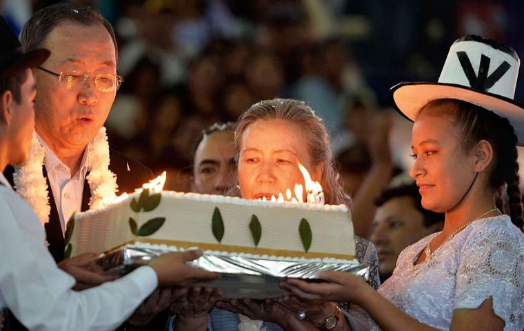 “The Bolivian people will never forget your visit,” Morales told Ban in front of hundreds gathered for the presentation of the cake 