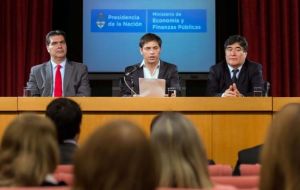 Kicillof next to Capitanich and Zanini making the payment announcement and calling on US government responsibility