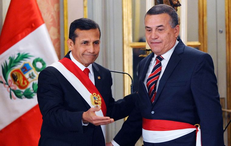 The former military officer Daniel Urresti has the support from President Humala (L)