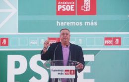 The senior Spanish politicians Pepe Carracao, Rafael Roman and Salvador de la Encina belong to the opposition Socialist party, PSOE. 