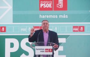 The senior Spanish politicians Pepe Carracao, Rafael Roman and Salvador de la Encina belong to the opposition Socialist party, PSOE. 