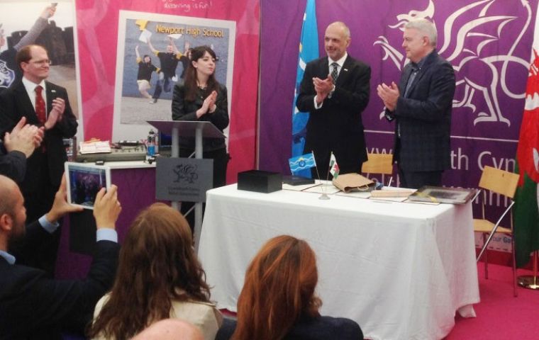 Governor Buzzi next to PM Carwyn Jones  and guests during the opening of the Chubut stand 