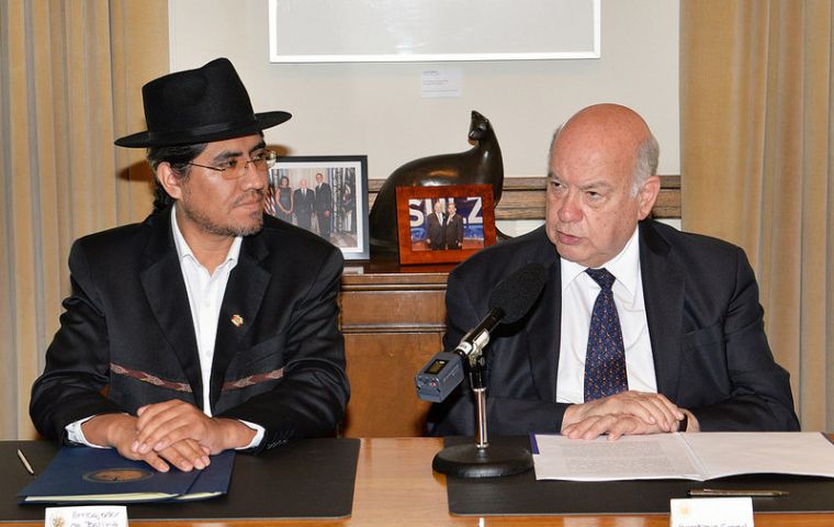 Insulza and Bolivian representative Pary (L) during the signing ceremony at OAS headquarters in Washington 