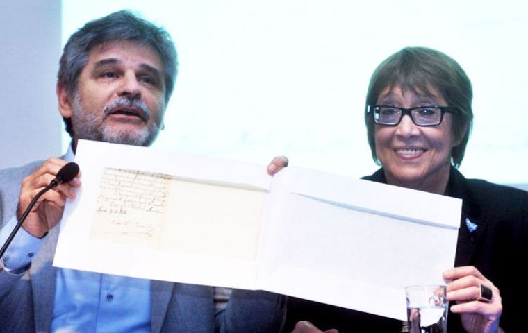 Minister of Culture Parodi and Daniel Filmus during the ceremony dedicated to the San Martin letter that mentions Patagones and Malvinas prisoners (Pic Telam)