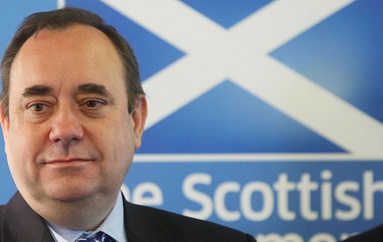 Salmond accused Darling, a former Chancellor of the Exchequer in a Labor government, of being “in bed with the Tories”.