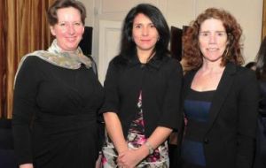 Ambassador Fiona Clouder, Chairman of Oxford Alumni Chile Isabel Palma Kucera and Professor Leigh Payne 