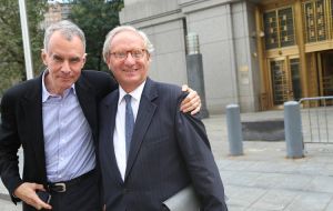 NML Capital Ltd. Jay Newman and his lawyer Robert Cohen after the meeting with Judge Griesa (Pic. A. Groisman)