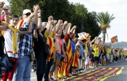 More than half a million Catalans took to the streets dressed in red and yellow, the colors of the Catalan flag and forming a “V” for “vote” 