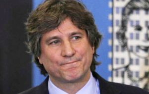 However there is even an worse collapse: Vice-president Boudou, involved in corruption cases: he has a negative image of 66.7% and only 6-1% support 
